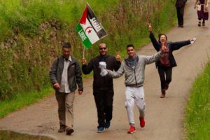 personas caminando