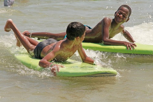 Niños saharauis disfrutando del surf en Laredo