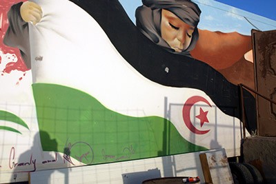 mural de una chica con una bandera saharaui