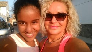 Foto de Ana junto menor saharaui de vacaciones en paz en acogida