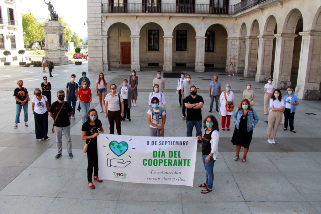 foto en la porticada de cooperantes cántabros