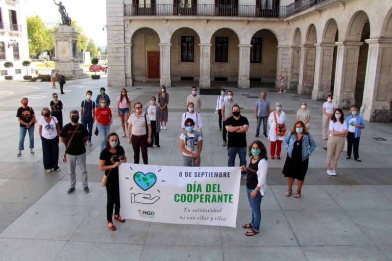foto en la porticada de cooperantes cántabros
