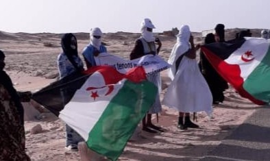 Manifestantes en el paso del Guerguerat