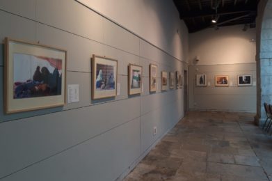 foto de la exposición en comillas
