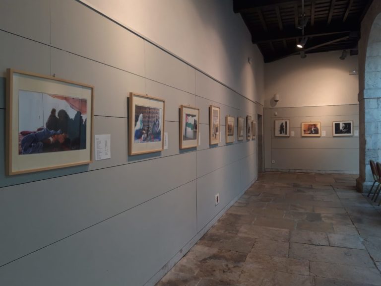 foto de la exposición en comillas