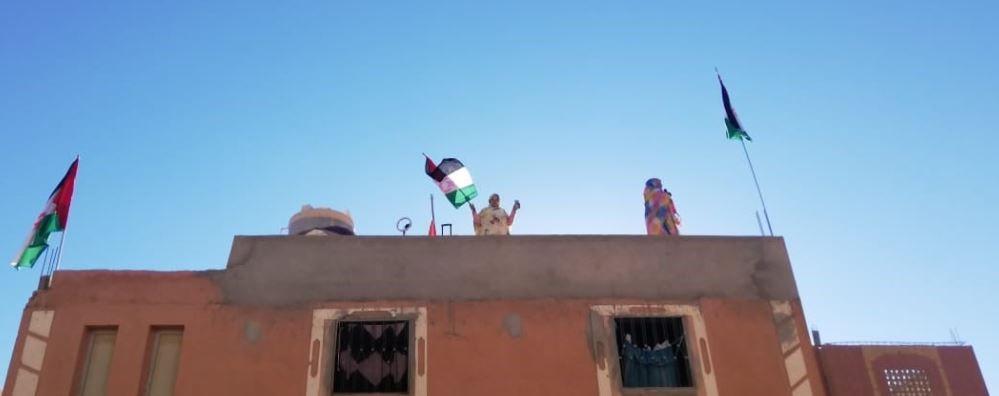 en el tejado ondeando bandera de la rasd