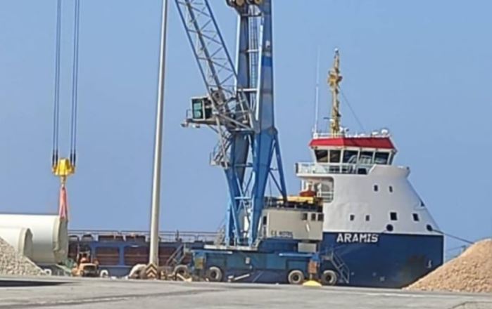 Carga de eólicos en Barco