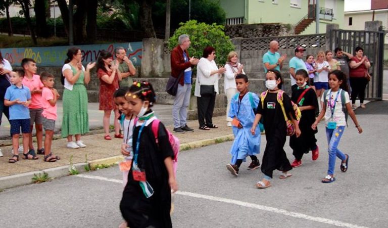 Momento de la llegada de lo menores saharauis de vacaciones en Paz