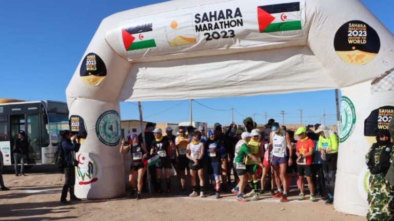 instantánea de la salida de la Sahara Maratón 2023
