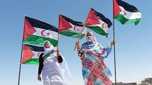 foto de Sultana y su hermana portando la bandera de la RASD
