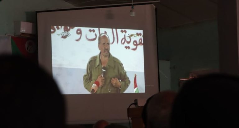 imagen del momento de reconocimiento y recuerdo de Mohamed abdelaziz