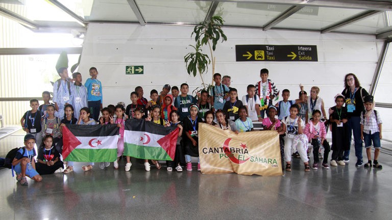 Foto de la llegada de los menores saharauis al aerpuerto de Bilbao