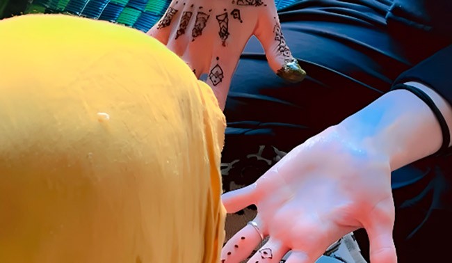 elaborando dibujos con henna