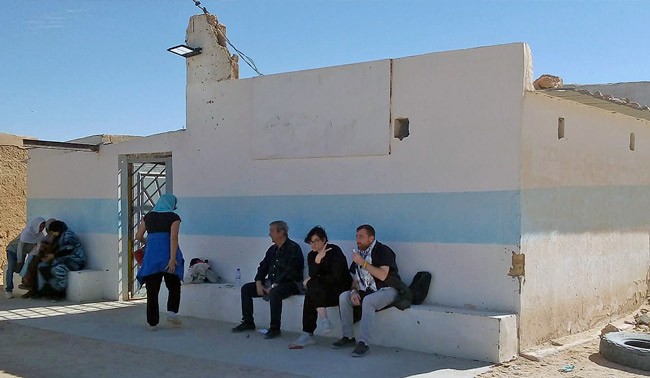 comiendo a la entrada del centro de salud de smara