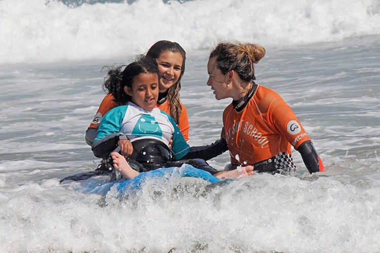 Imagen del verano 2025 de menores haciendo surf